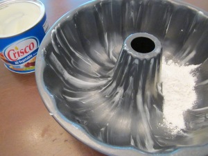pound cake flouring pan
